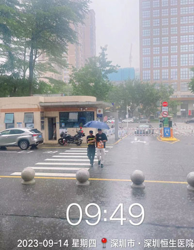 鐵保宏泰保安隊員為路人遮傘擋雨過(guò)馬路